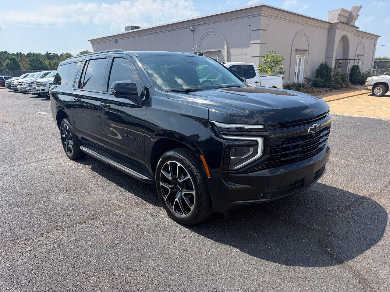 Used 2025 Chevrolet Suburban RST w/ Comfort Package RWD image 3
