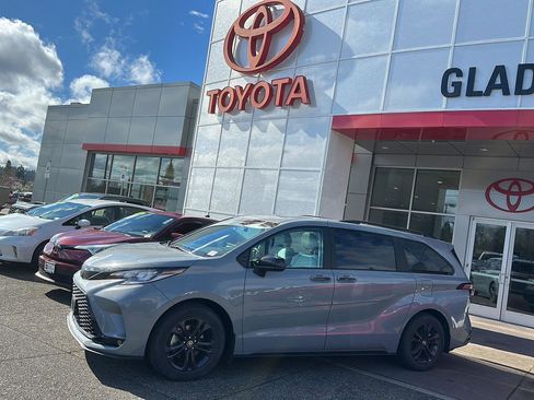 Used 2025 Toyota Sienna XSE w/ XSE Plus Package image 9