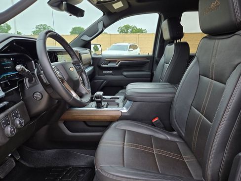 Used 2023 Chevrolet Silverado 1500 High Country w/ Technology Package AWD/4WD image 9
