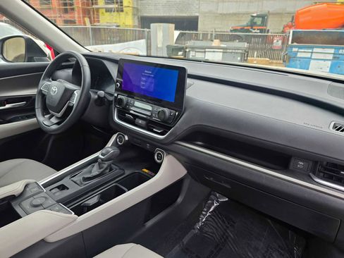 Used 2024 Toyota Grand Highlander XLE image 12