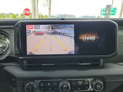 Used 2025 Jeep Gladiator Mojave AWD/4WD image 10