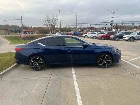 Used 2023 Nissan Altima 2.5 SR w/ SR Premium Package FWD image 5