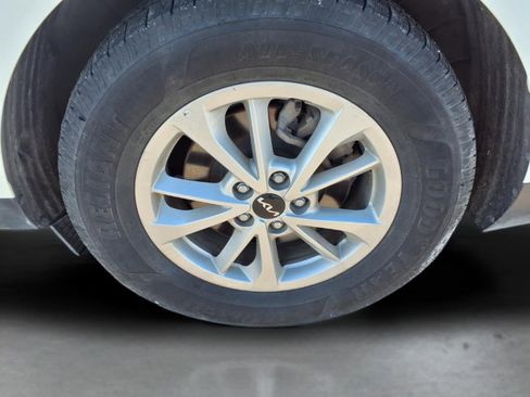 Used 2024 Kia Carnival LX image 17