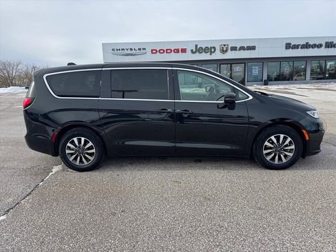 Used 2023 Chrysler Pacifica Touring-L image 2