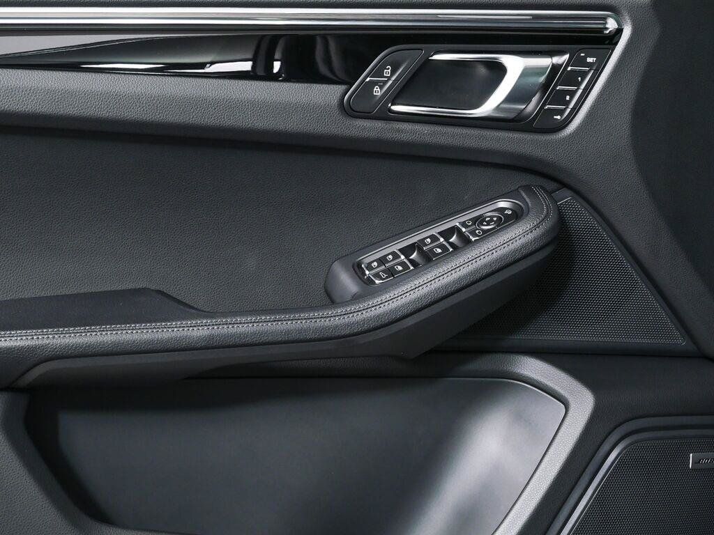 Certified 2026 Porsche Macan AWD/4WD image 6