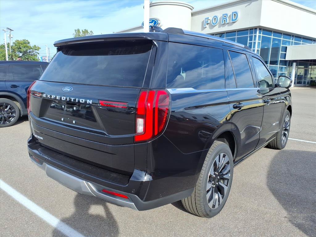 Used 2025 Ford Expedition Platinum w/ Driver's Package AWD/4WD image 4