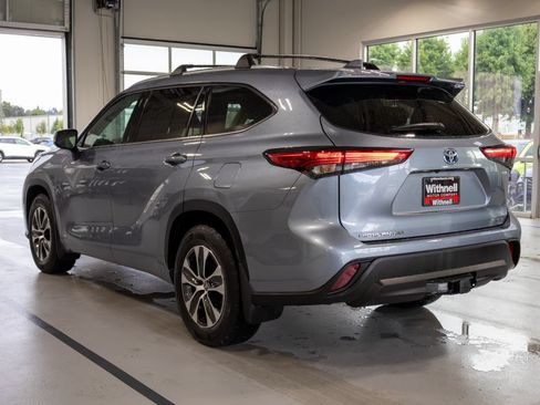 Used 2021 Toyota Highlander XLE AWD/4WD image 9