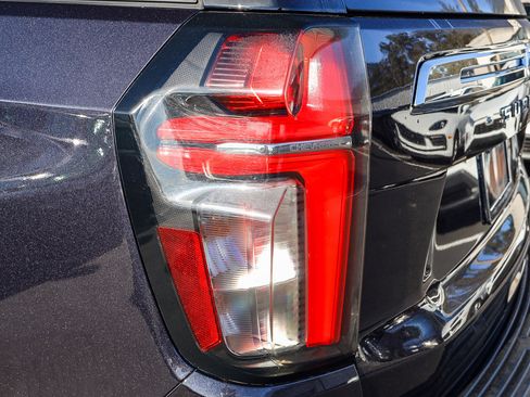 Used 2024 Chevrolet Suburban LT image 27