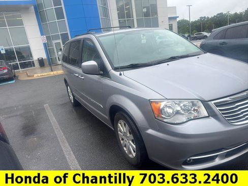 Used 2015 Chrysler Town & Country Touring FWD image 4