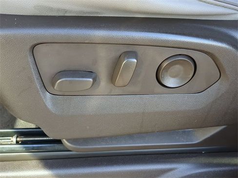 Used 2023 GMC Yukon SLT image 16