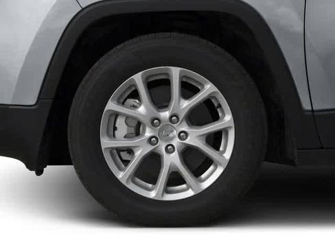 Used 2017 Jeep Cherokee Latitude w/ Comfort & Sound Group FWD image 14