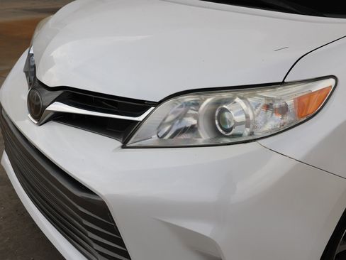 Used 2020 Toyota Sienna XLE FWD image 29