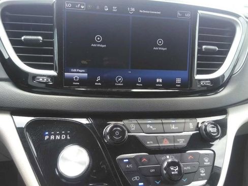 Certified 2024 Chrysler Pacifica Touring-L FWD image 11