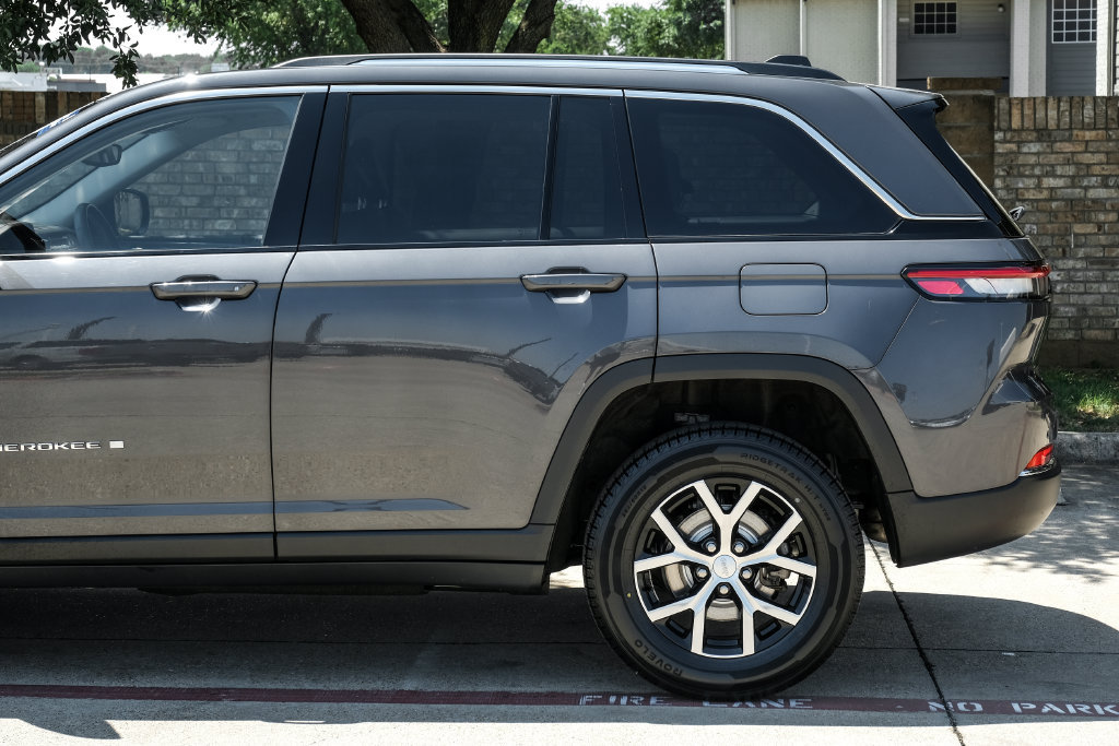 Used 2023 Jeep Grand Cherokee Limited AWD/4WD image 22