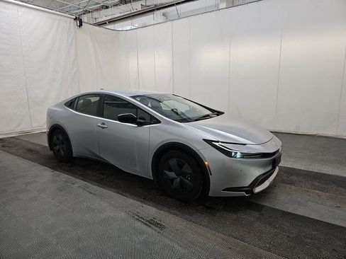 Used 2025 Toyota Prius Plug-In Hybrid image 4