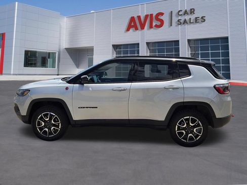 Used 2025 Jeep Compass Trailhawk AWD/4WD image 8