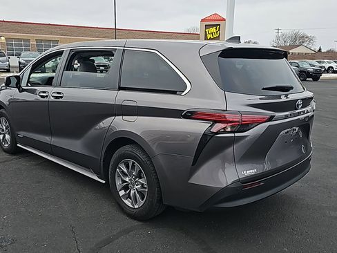 Used 2021 Toyota Sienna XLE image 5