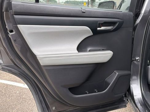 Used 2023 Toyota Highlander XLE FWD image 33