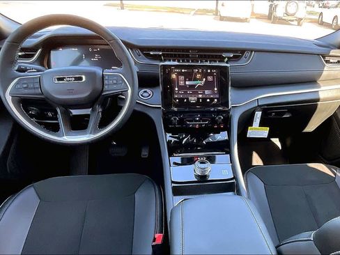 New 2025 Jeep Grand Cherokee Laredo image 5