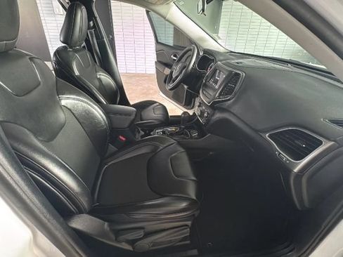 Used 2020 Jeep Cherokee Latitude Plus FWD image 17