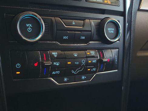 Used 2018 Ford Explorer XLT w/ Equipment Group 202A FWD image 29