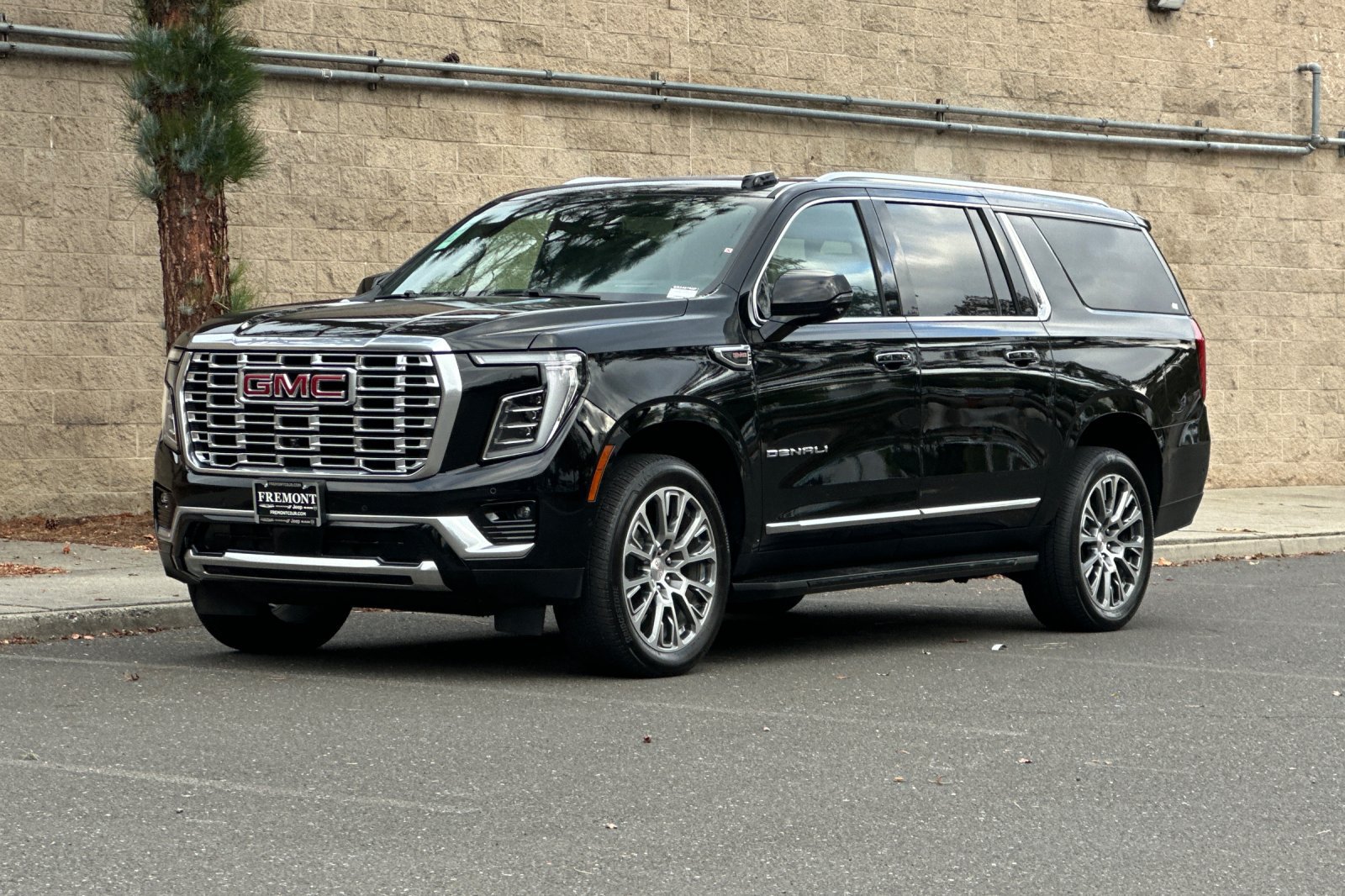 Used 2025 GMC Yukon XL Denali AWD/4WD image 7