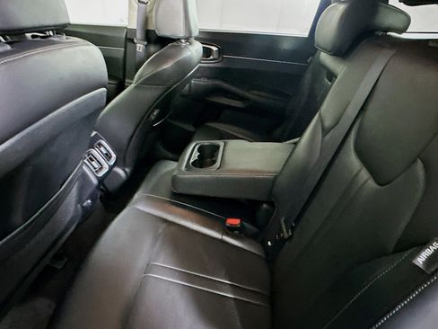 Used 2024 Kia Sorento S image 27
