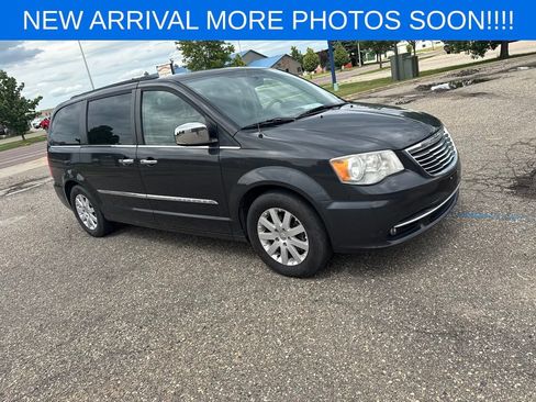 Used 2012 Chrysler Town & Country Touring-L w/ Trailer Tow Group FWD image 3