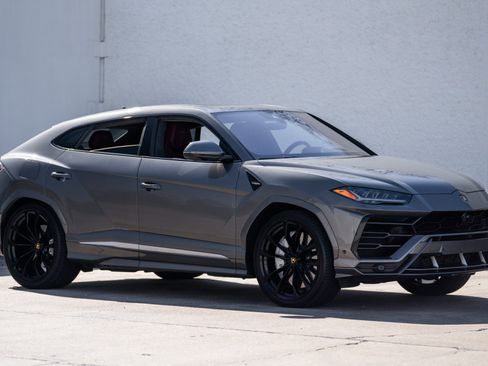 Used 2021 Lamborghini Urus image 2