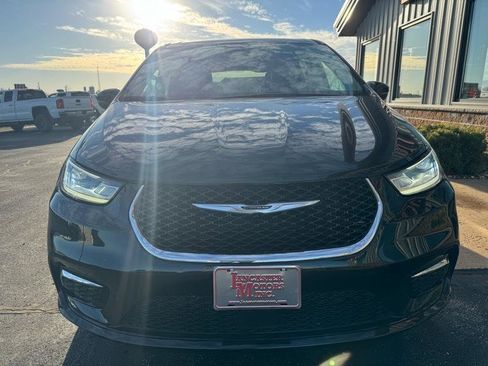 Used 2023 Chrysler Pacifica Touring-L FWD image 3