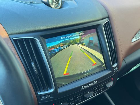 Used 2017 Maserati Levante image 21