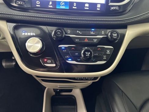Used 2023 Chrysler Pacifica Touring-L image 23