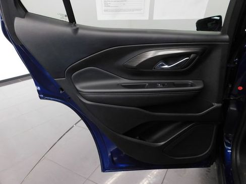 Used 2023 GMC Terrain SLT image 17