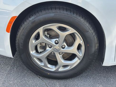 Used 2023 Chrysler Pacifica Limited image 34