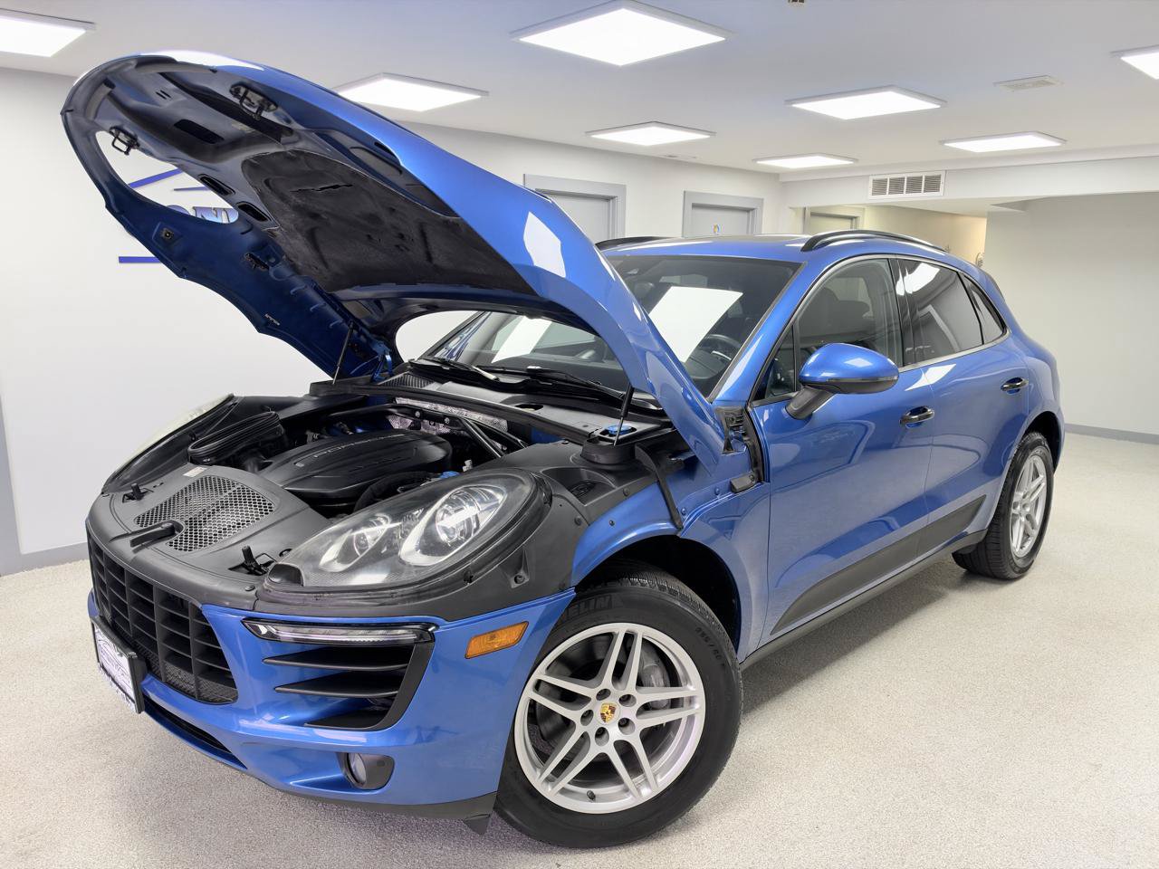 Used 2017 Porsche Macan AWD/4WD image 32
