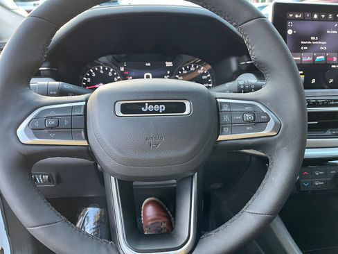 Used 2025 Jeep Compass Limited image 29