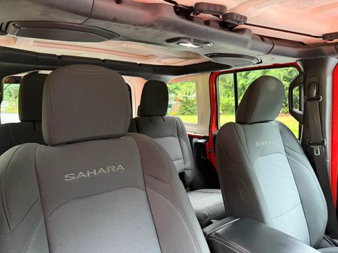 Used 2018 Jeep Wrangler Unlimited Sahara AWD/4WD image 15