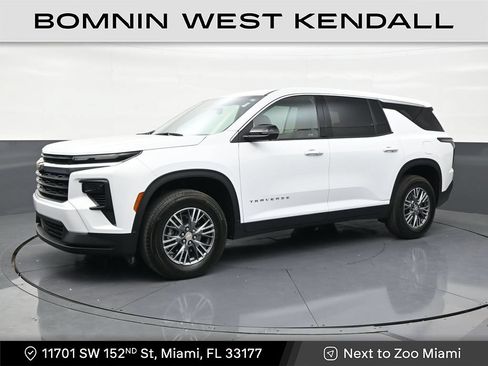 Used 2025 Chevrolet Traverse LT FWD image 1