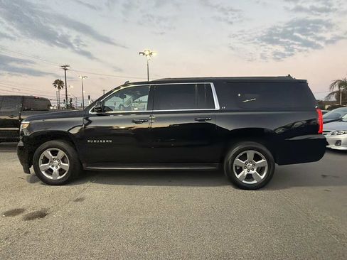 Used 2018 Chevrolet Suburban LT w/ Luxury Package RWD image 2