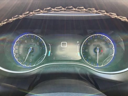 Used 2024 Chrysler Pacifica Touring-L FWD image 24