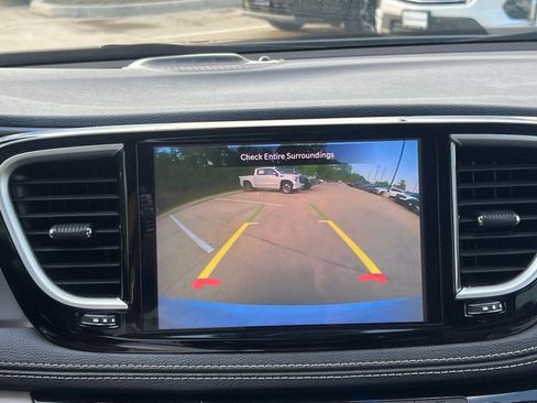 Used 2023 Chrysler Pacifica Touring-L FWD image 33