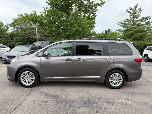 Used 2016 Toyota Sienna XLE FWD image 2