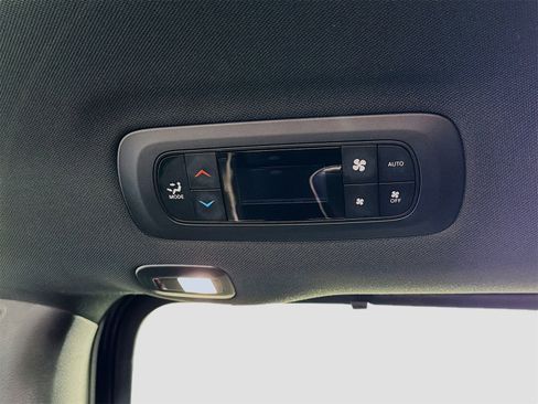 Used 2025 Chrysler Pacifica Limited image 27