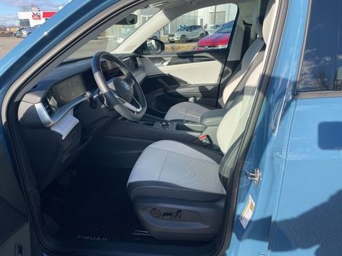 Used 2025 Volkswagen Tiguan SE w/ Panoramic Sunroof Package image 7