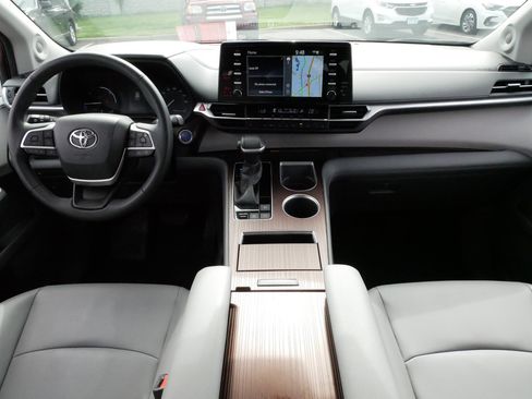 Certified 2022 Toyota Sienna XLE w/ XLE Plus Package FWD image 10