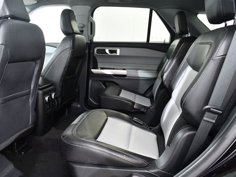 Used 2022 Ford Explorer XLT w/ Equipment Group 202A AWD/4WD image 16