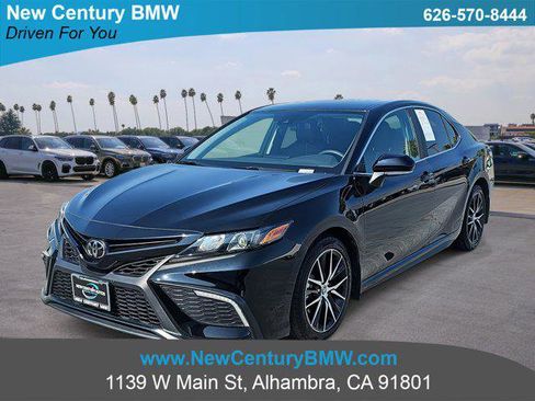 Used 2023 Toyota Camry SE image 1
