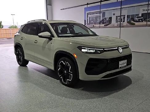 New 2026 Volkswagen Tiguan SEL R-Line AWD/4WD image 2