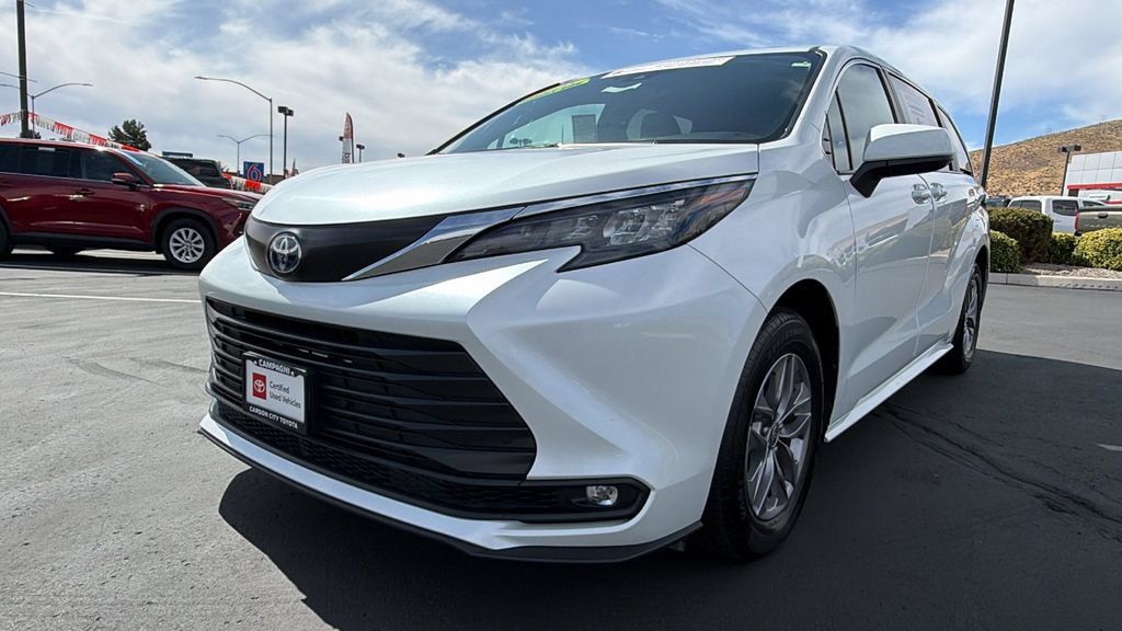 Certified 2025 Toyota Sienna XLE FWD image 7