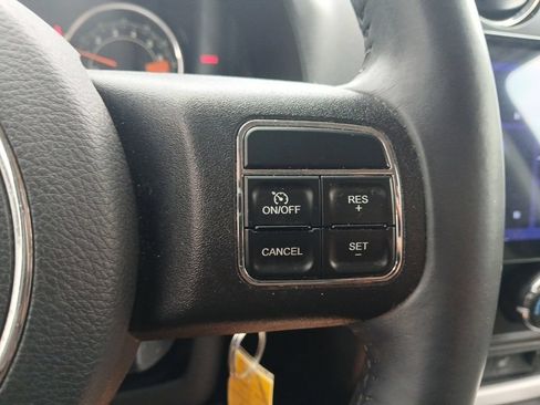 Used 2014 Jeep Compass Latitude FWD image 20